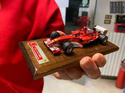 �Faccio questo da quando avevo otto anni e oggi mi occupo di modellismo di alto livello�, ci dice Angelo mostrandoci una Ferrari rossa gi� montata